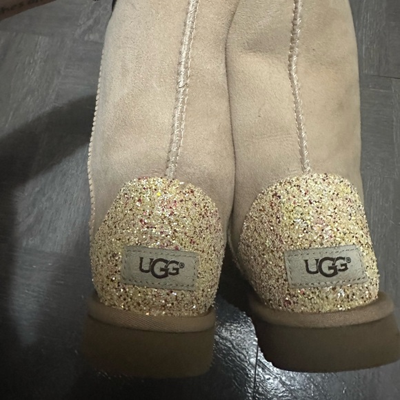 Size 6 tan diamond Uggs. Never worn. Stored w/ filler inside to prevent creases - Picture 1 of 4